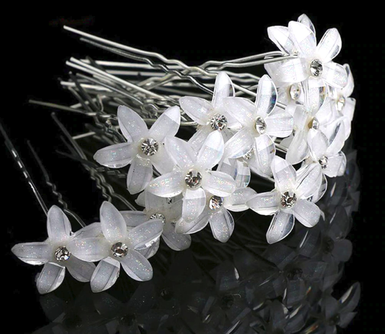 Бели фуркети с цвете за прическа.