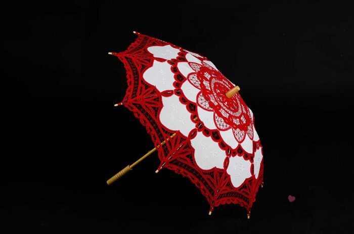 Червен дантелен чадър