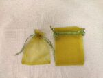 Маслинено зелени подаръчни торбички размер 9/12 см.