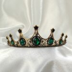 Корона с черни и зелени кристали
