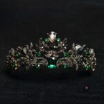 Корона със зелени кристали