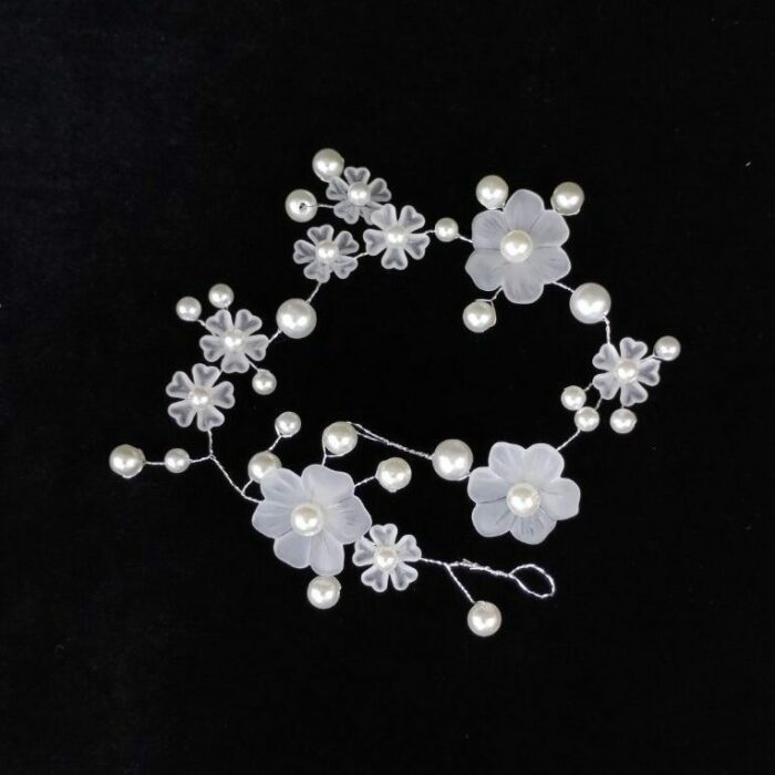 Hair jewelry with pearls and flowers