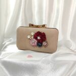 Бежова чанта с цветя