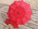 Червен чадър с ветрило