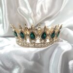 Златиста корона за торта със зелени камъни