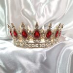 Корона за торта с червени камъни